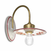 Festett motívumokkal díszített, mázas kerámiából és fémből készült kézműves falilámpa.